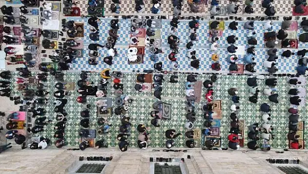 Bursalılar bayram namazı için tarihi camilere akın etti