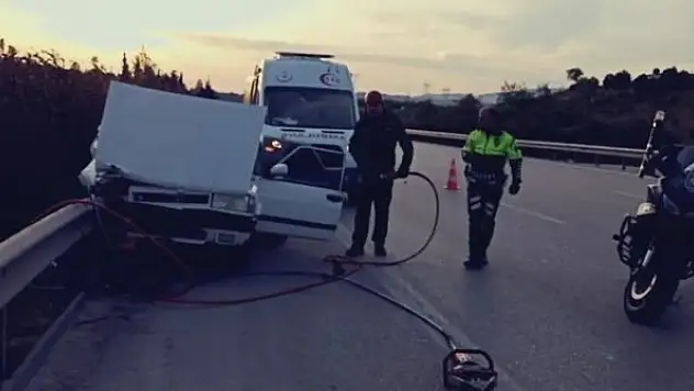 Trafik kazası: 4 kişi sıkışarak yaralandı