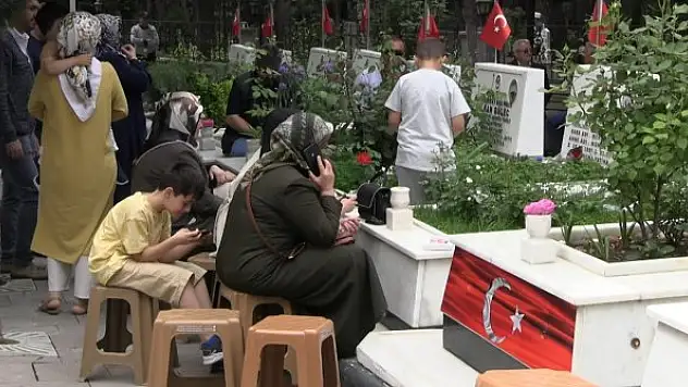 Mezarlıklarda buruk bayramlaşma