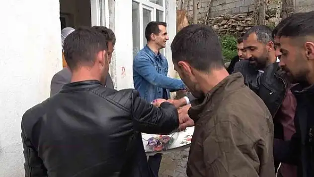 Asırlardır süren şeker toplama geleneği devam ediyor