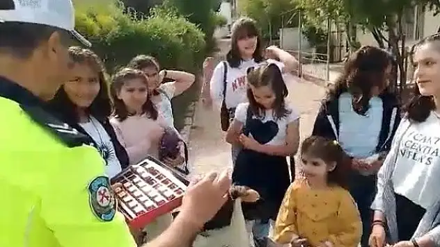 Bölge trafik polis ekipleri çocukların bayramını kutladı
