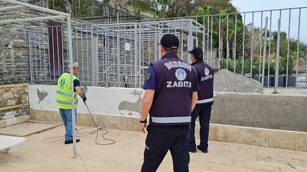 Sahili parmaklıklarla kapattılar