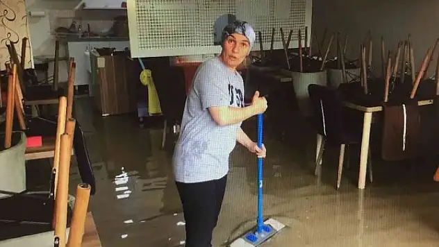 Yemek yerken restoranı sel bastı