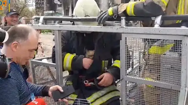 Bombardımanda yıkılan apartmanda mahsur kalan kedinin kurtarılma anları