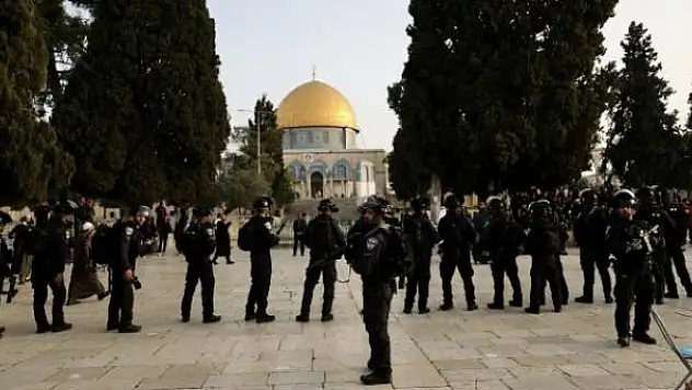 İsrail polisi Mescid-i Aksa'da yatsı ezanına engel oldu