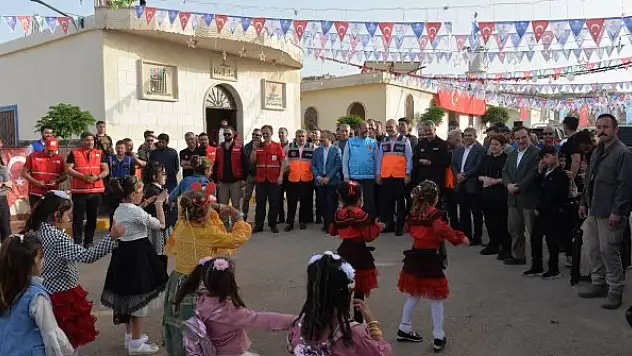 İdlib'de inşa edilen briket evlerin anahtar teslim töreni yapıldı