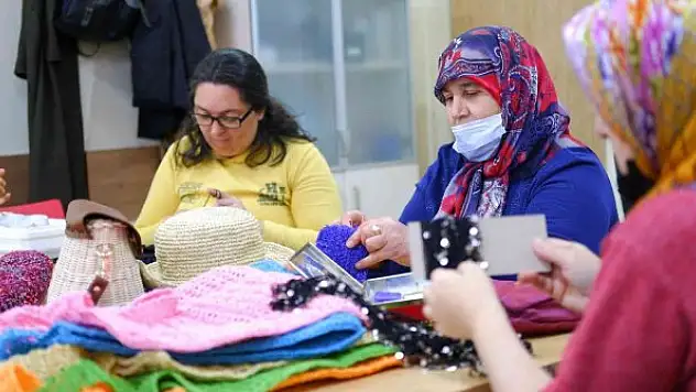 Kadınlar el emeğiyle ürettiği ürünleri dünyaya satıyor