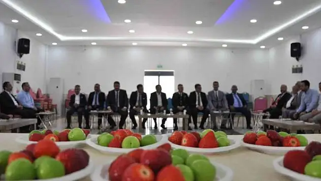 Bayramlaşmada şeker yerine çilek ve erik ikram edildi