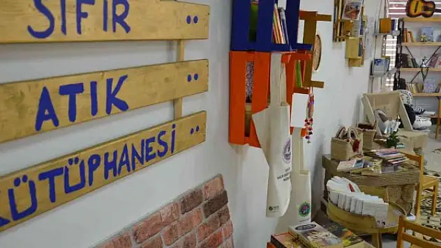 Bu kütüphanedeki her eşya atık malzemelerden yapıldı