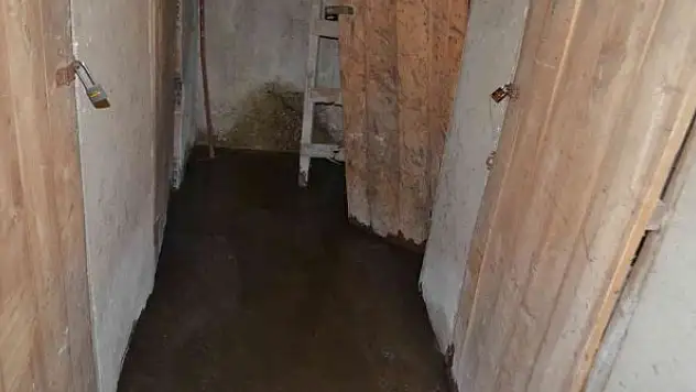 Apartmanı lağım suyu bastı