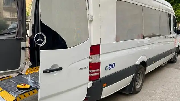 Engelli anne, oğlunun nikah ve düğününe belediyenin asansörlü aracıyla götürüldü