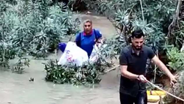 Pikniğe gittikleri kanyonda su seviyesi yükselince mahsur kaldılar 