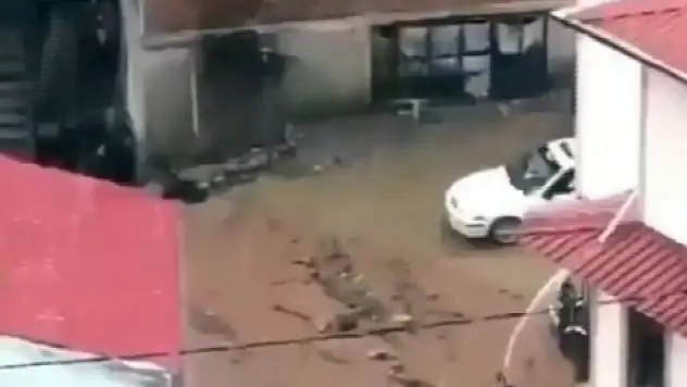 Aşırı yağış sel ve heyelana neden oldu