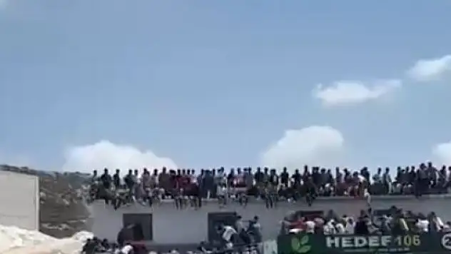 Drift festivalinde üst üste kaza balkon ve platform çöktü, araçta yangın çıktı