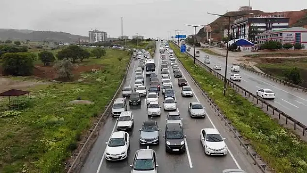 Tatilciler dönüş yoluna geçti, 43 ilin geçiş güzergahında trafik durma noktasına geldi
