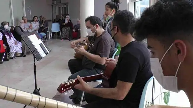 Hastalara öğrencilerden 'şifa konseri'