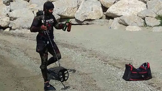 Sahilde dedektörle altın arıyor