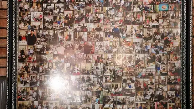 Müşterilerle fotoğraf çekinip duvara asıyor, panoda kendi resmini bulana yemekler ücretsiz