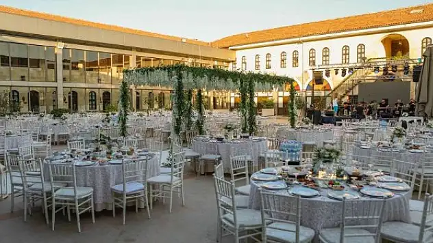 Düğün yapan çiftlere kral dairesi bedava