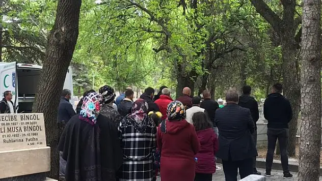 Silahla vurulmuş olarak ölü bulunan Sultan, toprağa verildi