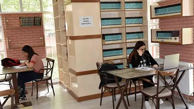 Millet kıraathanesi dolup taşıyor