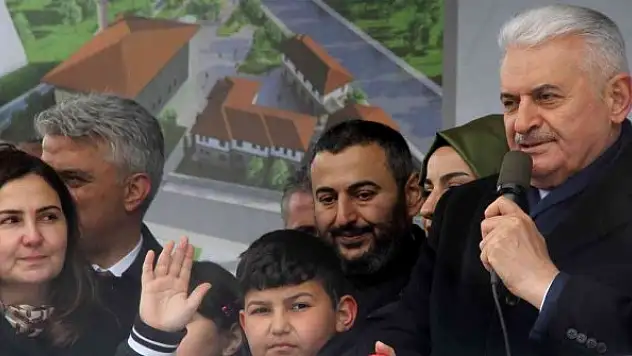 Camii ve külliyenin temel atma töreni kar yağışı altında gerçekleşti