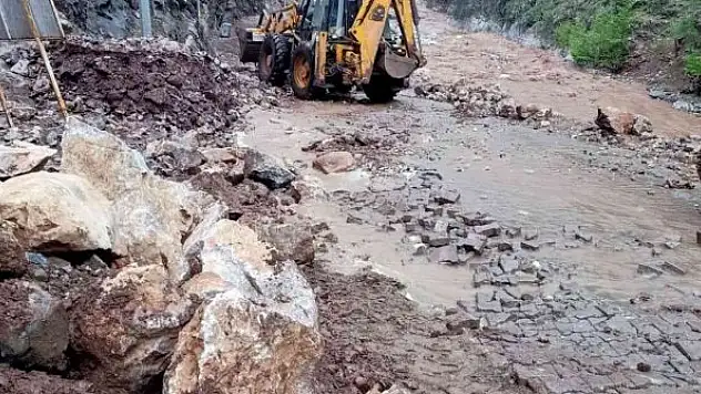 Sel ve heyelanın izleri siliniyor