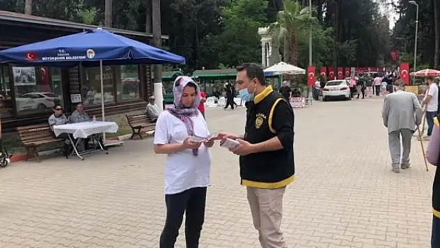 Mezarlıkta, AVM'de, sokakta, yurtta KADES bilgilendirmesi