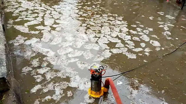 Sağanak yağış sonrası iş yerlerini su bastı