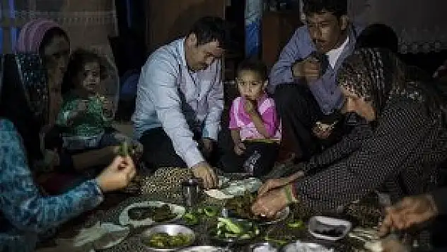 Suriyeli aile barakada iftar açıyor