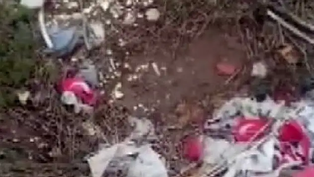Duyarlı vatandaşlar boş araziye atılan Türk bayraklarını böyle topladı