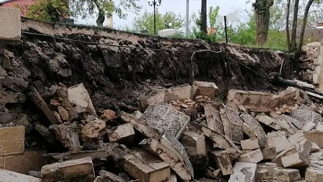 Şiddetli yağış nedeniyle istinat duvarı çöktü