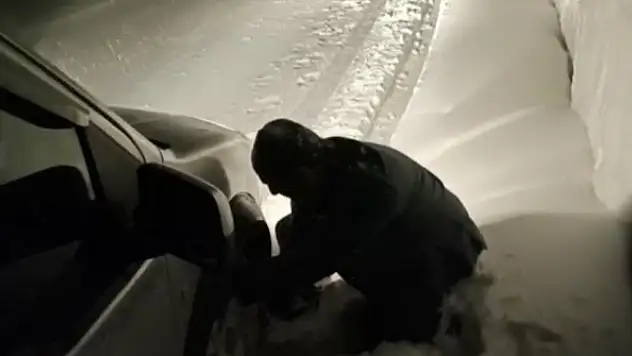 Bahçesaray yolunda Mayıs karı sürücülerin zincir takmasına neden oldu