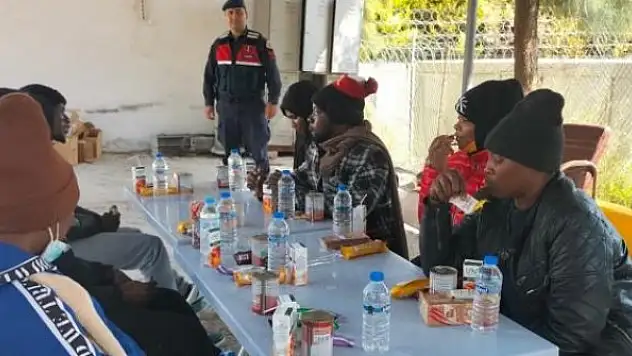 Yunanistan'ın ölüme terk ettiği 37 düzensiz göçmen kurtarıldı