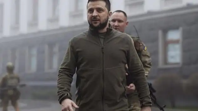 Zelenskiy'nin polar ceketi 90 bin sterline satıldı