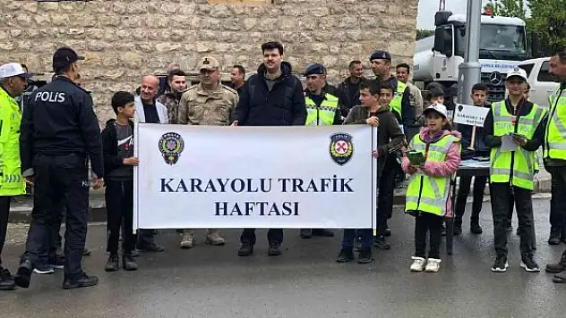Çukurca da çocuklar trafik polisi oldu