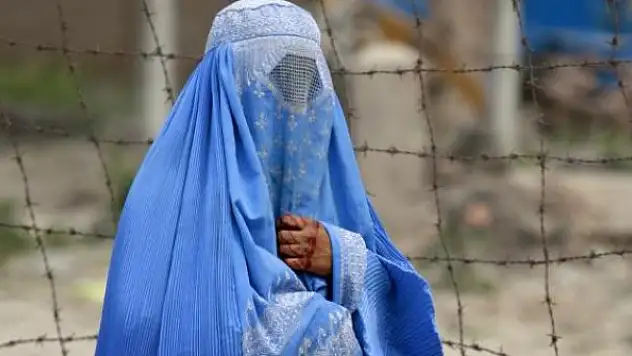 Taliban kadınlara 'örtünme' zorunluluğu getirdiğini duyurdu