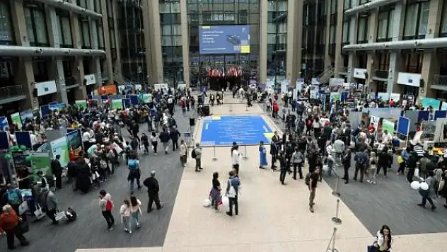 Açık kapı gününde AB kurumları önünde uzun kuyruklar oluştu