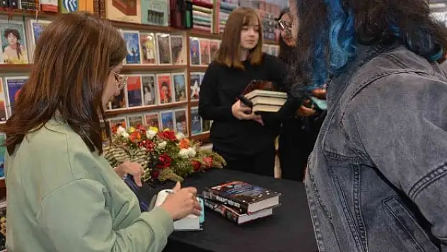Genç yazara imza buluşmasında yoğun ilgi