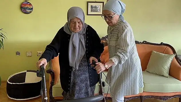 89 yaşındaki annesine bebek gibi bakıyor