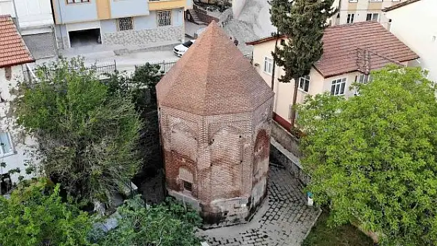 Anıt mezar ismi ile şaşırtıyor