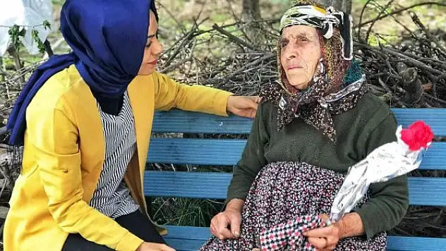 Köyde kapı kapı dolaşarak Anneler Gününü kutladılar