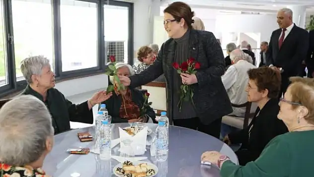 Bakan Yanık, şehit Özgür Gençer'in annesini ziyaret etti