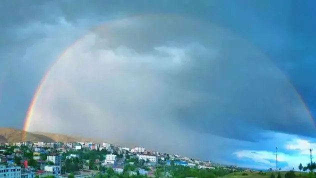 Yağmur sonrası kartpostallık gökkuşağı