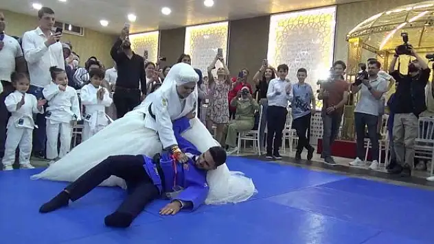 Siyah kuşak sahibi gelin damadı yerden yere vurdu