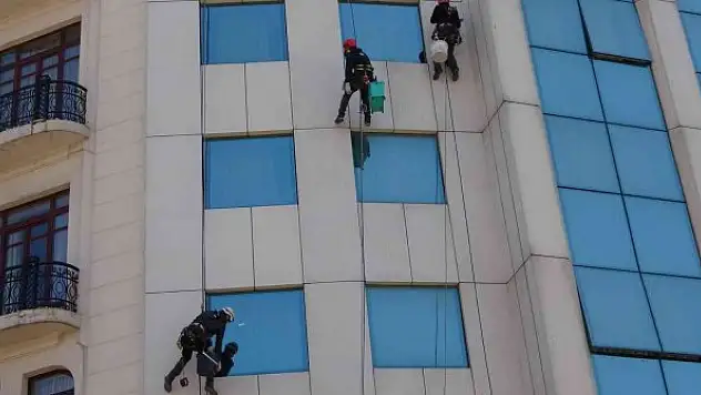 Yürekleri ağza getiren tehlikeli otel temizliği