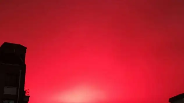 Çin'de gökyüzü kızıla boyandı