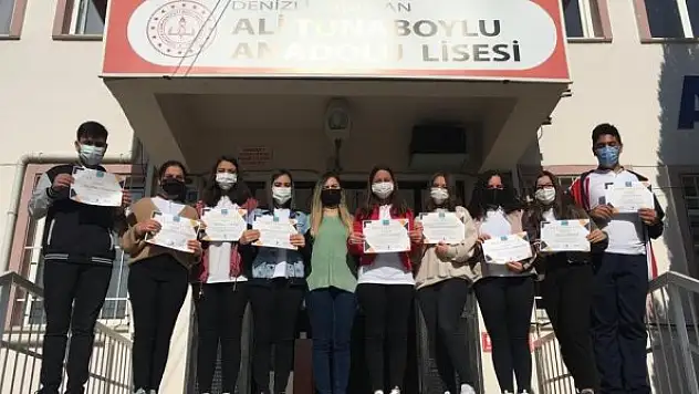 Lise öğrencileri, yaptıkları projeyle yabancı dillerini geliştiriyor