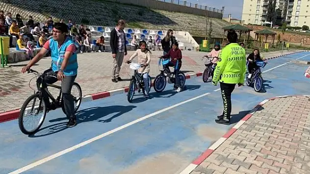 Minik öğrencilere trafik eğitimi