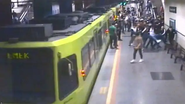 Metrodaki sigara kavgası güvenlik kamerasında